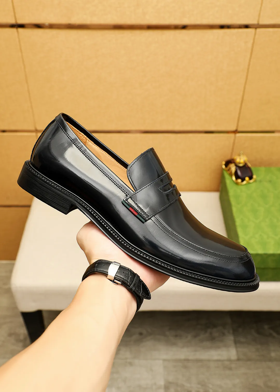 Men's shoes 💰520 💐 Product trademark: GUCCI "Gucci" casual leather shoes Regular size: 38-44 (45.46🉑️customized) Product materials: Selected imported first-layer open-edge beaded cowhide leather upper, imported water-dyed cowhide leather lining. Strong three-dimensional visual effect, original outsole Color: 4⃣️colors available